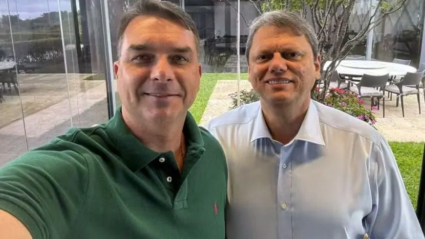 Tarcísio reafirma apoio a Flávio Bolsonaro e destaca postura de diálogo do senador