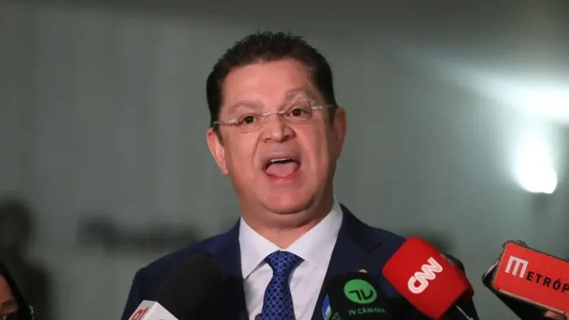 Sóstenes Cavalcante nega desvios e diz que R$ 400 mil encontrados em casa são fruto da venda de imóvel