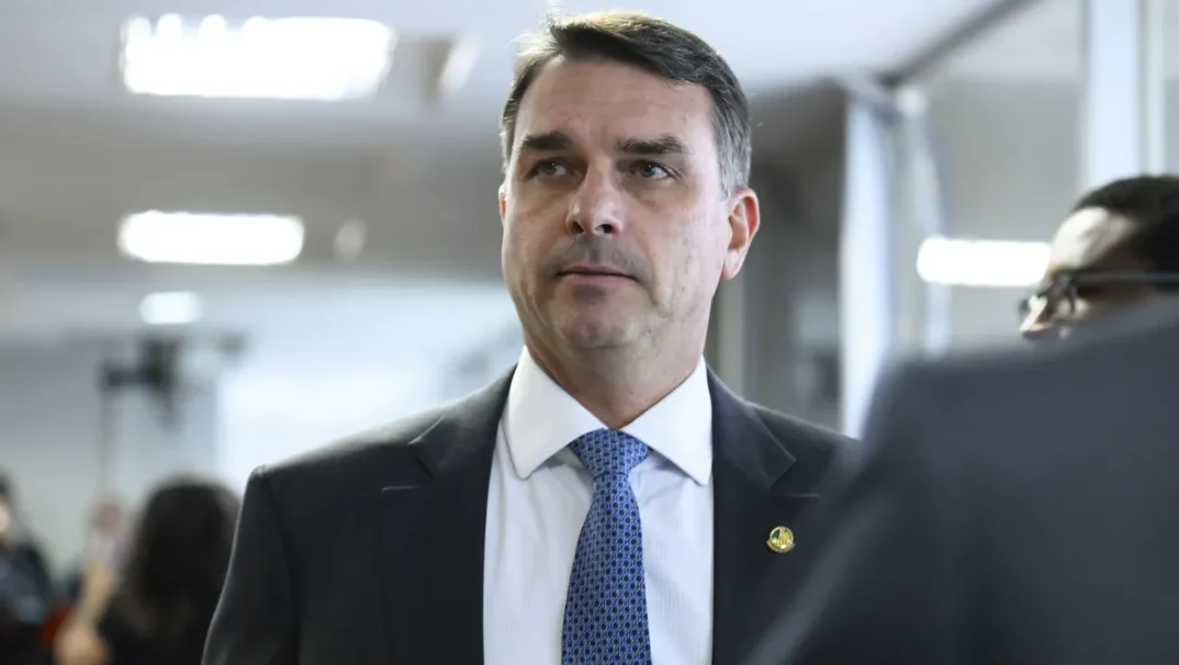 Flávio Bolsonaro aciona TCU para investigar suposta ligação entre Lulinha e fraudes no INSS