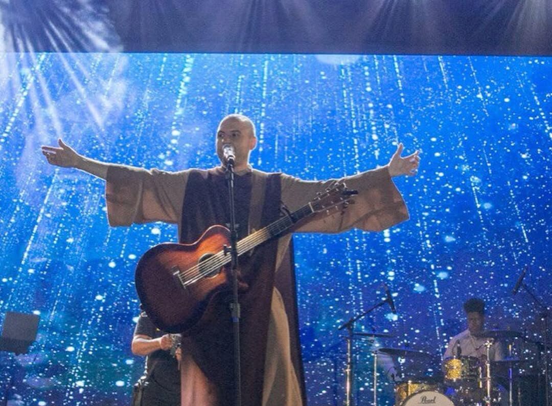 Show de Frei Gilson reúne multidão e transforma orla de João Pessoa em grande momento de fé