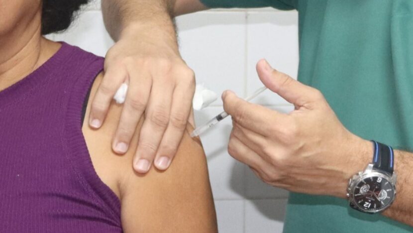 Jovens de 15 a 19 anos têm até junho de 2026 para se vacinar contra o HPV