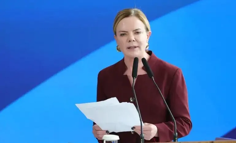 Gleisi anuncia veto de Lula ao projeto da dosimetria e troca críticas com Jaques Wagner expõe tensão no governo