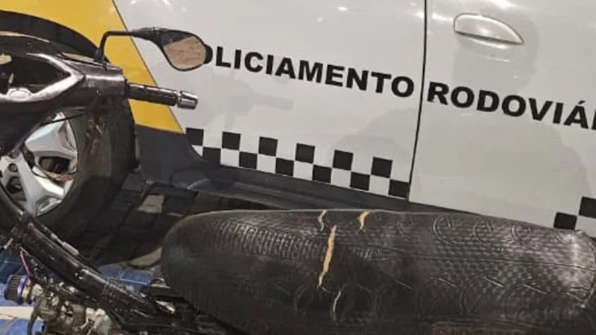Adolescente de 17 anos é flagrado pilotando ciclomotor e pai é preso em São José de Mipibu