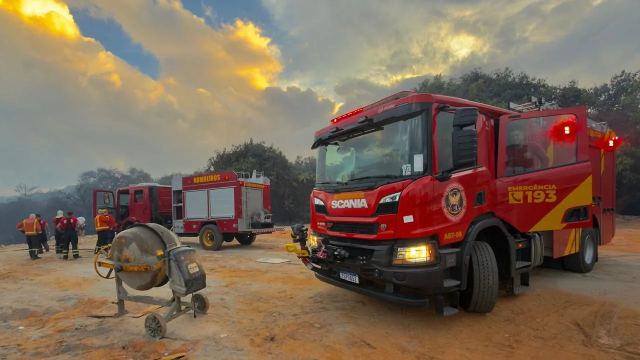 Incêndio florestal atinge área de proteção em Muriú e mobiliza operação com mais de 20 mil litros de água