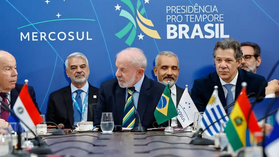 Lula alerta para risco de intervenção militar dos EUA na Venezuela e catástrofe humanitária