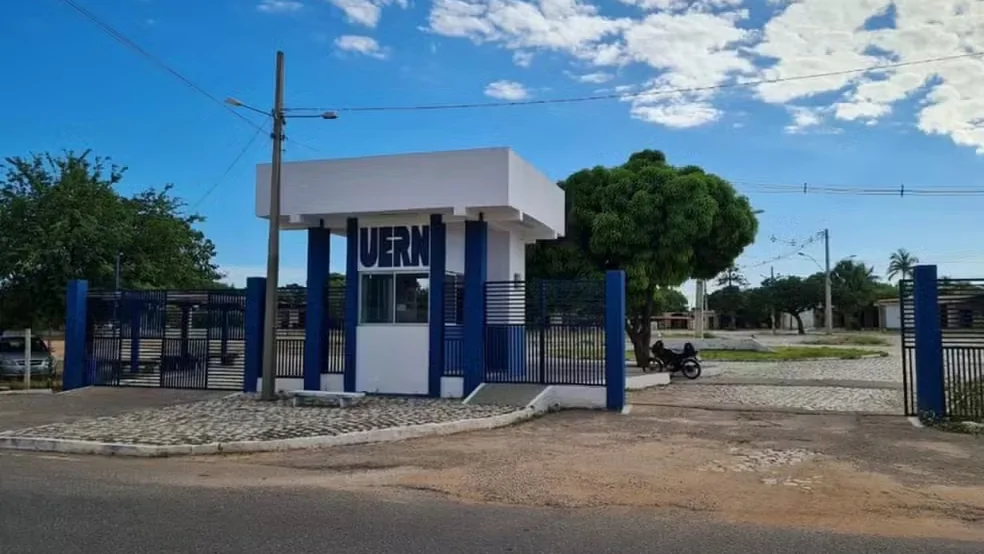 Uern lança processo seletivo com cinco vagas para professores temporários