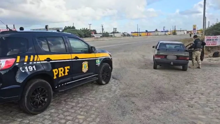 PRF prende trio com carro furtado, violões suspeitos e condutor embriagado na Grande Natal