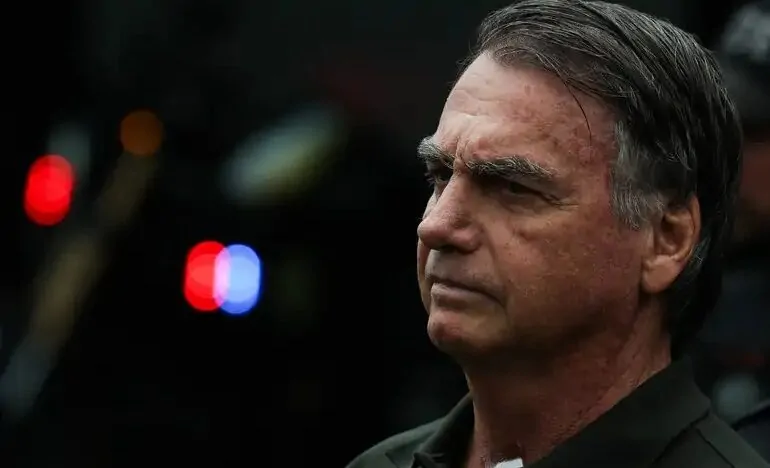 Defesa de Bolsonaro pede cirurgia de urgência e prisão domiciliar ao STF