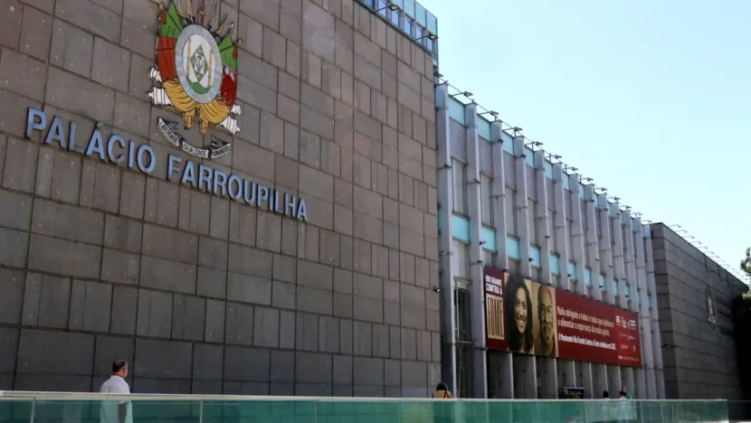 Lula sanciona lei que autoriza porte de arma para policiais legislativos estaduais e do DF