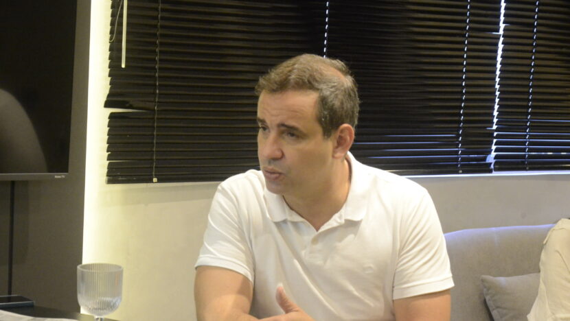 Cadu Xavier eleva tom contra adversários, mas governo do RN enfrenta críticas sobre gestão e obras