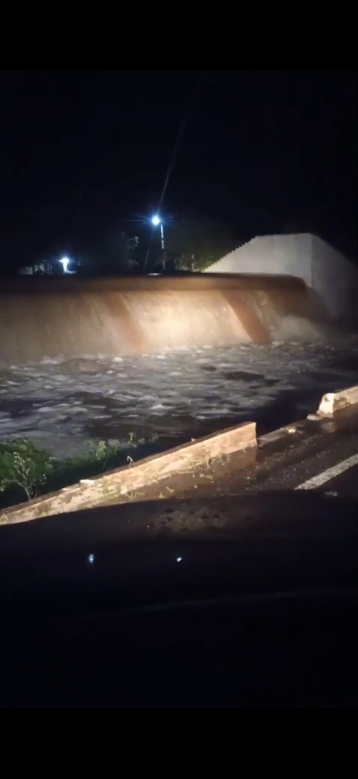 Barragem de Macagi sangra em São João do Sabugi após chuvas na região