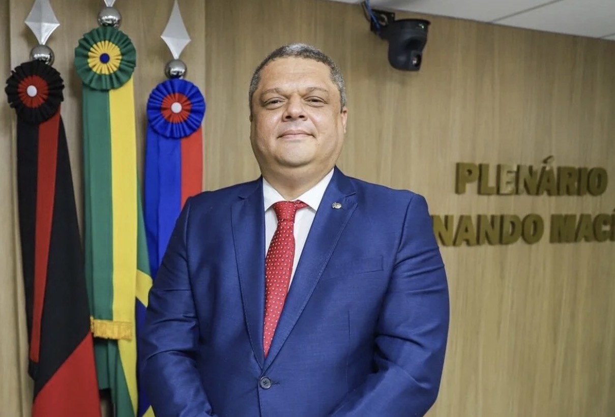 Prefeito interino de Cabedelo é afastado em operação que investiga fraudes e ligação com facção criminosa