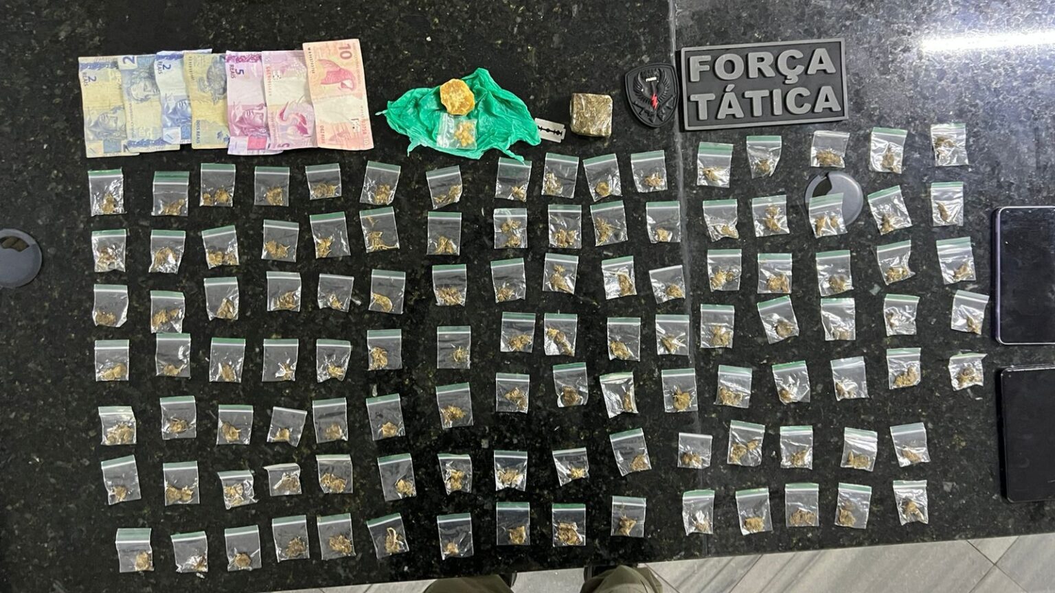 Polícia apreende drogas e celulares durante abordagem na comunidade do Detran em Natal