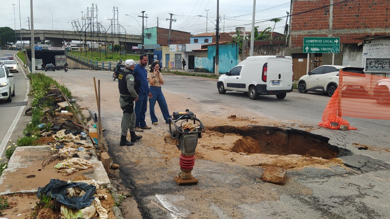 Cratera se abre na Zona Norte de Natal após chuvas e causa transtornos no trânsito